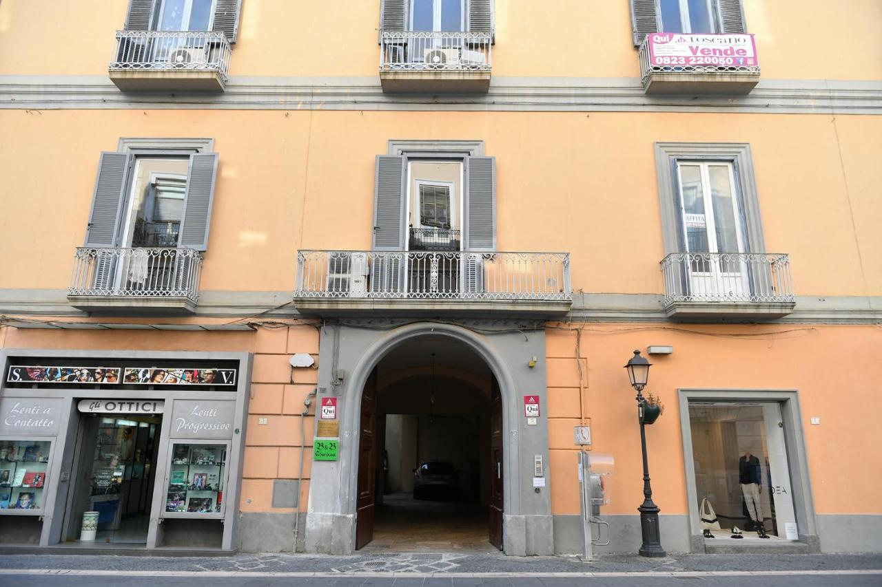 B&B A Due Passi Caserta Bagian luar foto