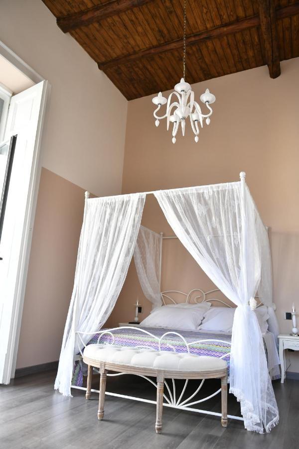 B&B A Due Passi Caserta Bagian luar foto
