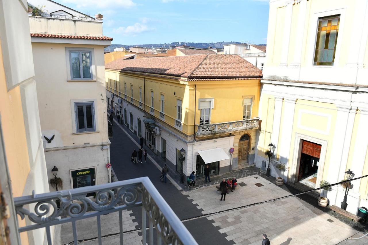 B&B A Due Passi Caserta Bagian luar foto